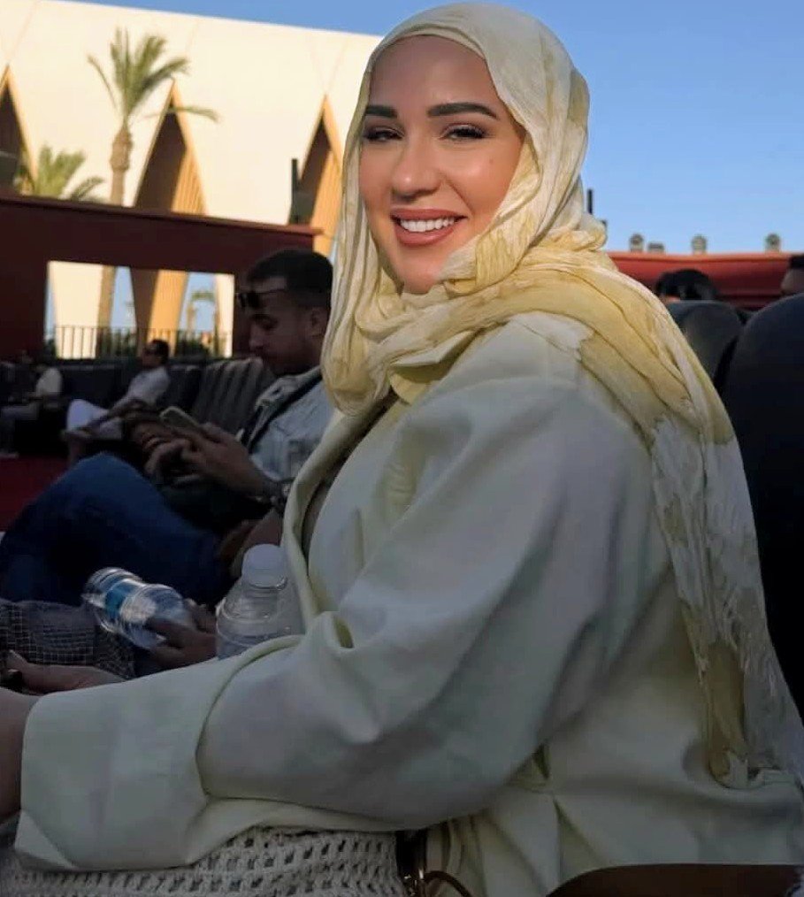 أسما شريف منير ووالدها في مهرجان الجونة السينمائي.. «أول يوم عدى حلو أوي الحمد لله»