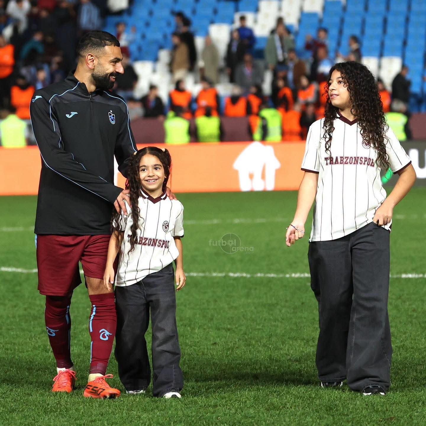 محمد صلاح مع ابنتيه مكة وكيان من داخل ملعب طرابزون سبور.. لحظات عائلية تخطف الأنظار 5 محمد صلاح مع ابنتيه مكة وكيان من داخل ملعب طرابزون سبور.. لحظات عائلية تخطف الأنظار