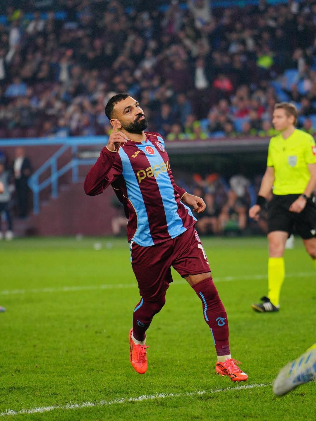 محمد صلاح مع ابنتيه مكة وكيان من داخل ملعب طرابزون سبور.. لحظات عائلية تخطف الأنظار 2 محمد صلاح مع ابنتيه مكة وكيان من داخل ملعب طرابزون سبور.. لحظات عائلية تخطف الأنظار