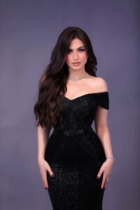 ياسمين عز تخطف الأنظار بإطلالة أنيقة.. ما علاقة شيما وواحدة ليا وواحدة ليكي؟