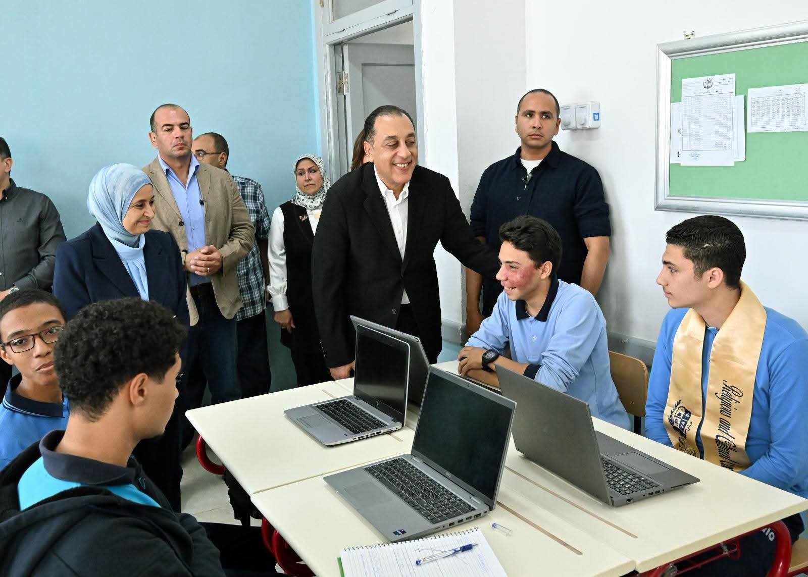 مدبولي يحاور طلاب مدرسة STEM بالسويس ويتفقد غرف الإقامة للاطمئنان على جودة الخدمات التعليمية 2 مدبولي يحاور طلاب مدرسة STEM بالسويس ويتفقد غرف الإقامة للاطمئنان على جودة الخدمات التعليمية