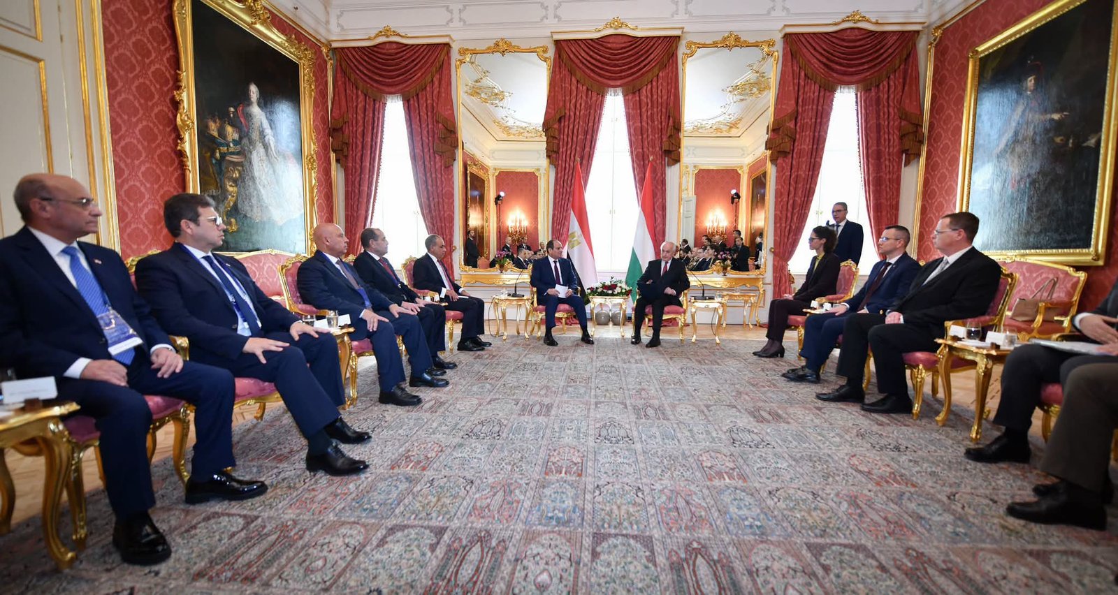 السيسي يلتقي الرئيس المجري في بودابست.. مباحثات لتعزيز الشراكة الاستراتيجية والتعاون في السكك الحديدية والاستثمار