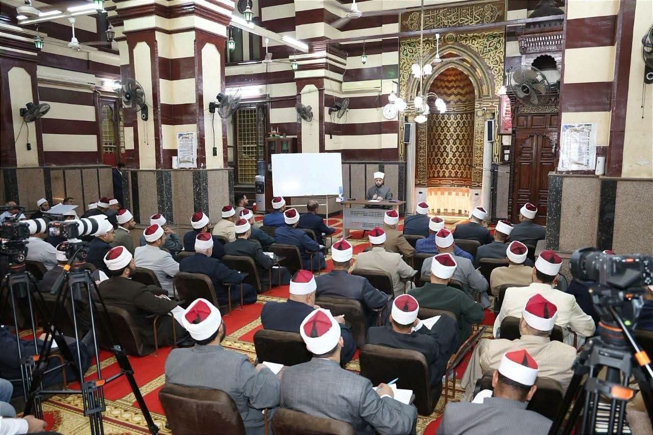 وزير الأوقاف يفتتح دورة أصول الفكر المعتدل بحلوان.. ويعلن تدريب ألف إمام شهريًا