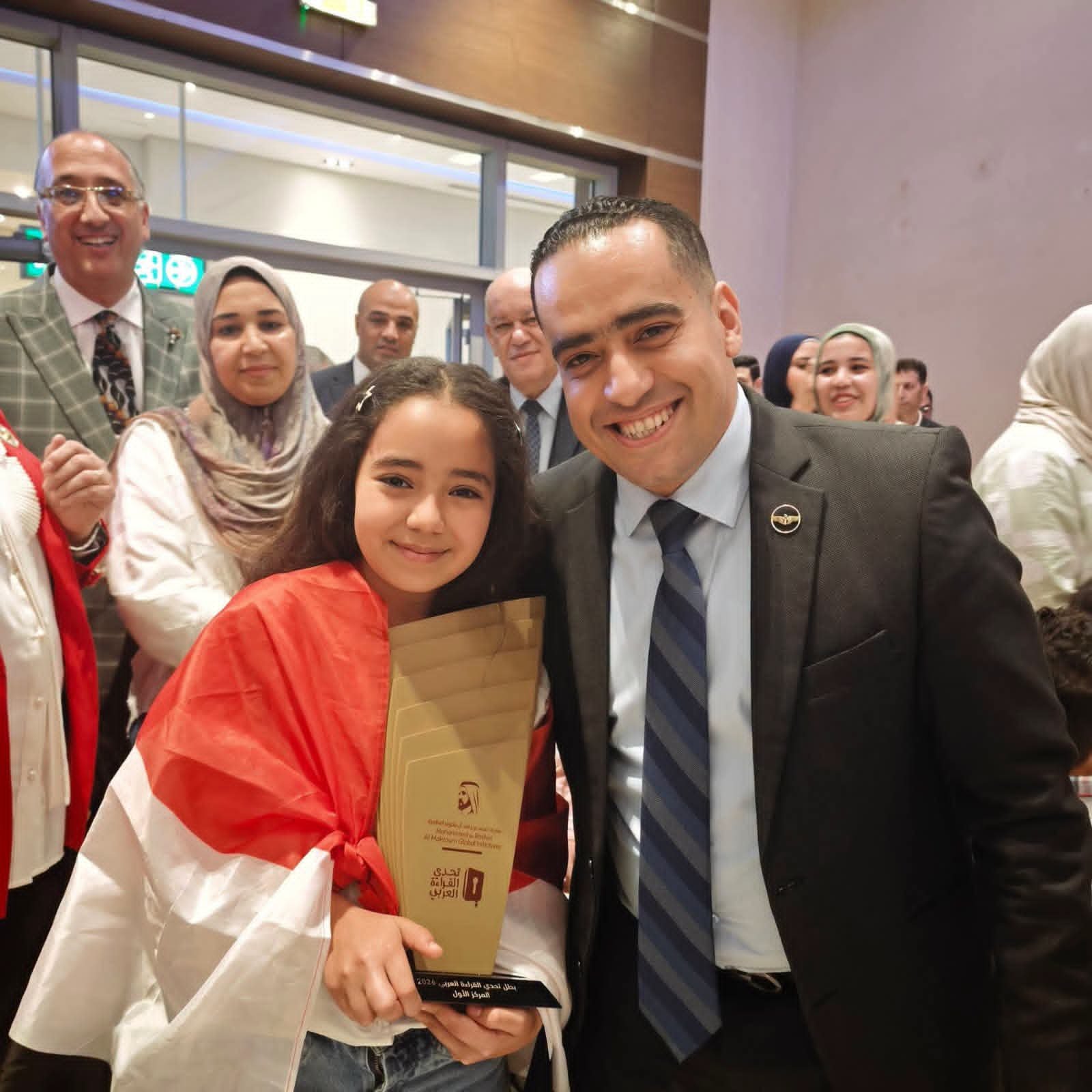 وزير الطيران المدني يستقبل بطلة مصر ميار عثمان بمطار القاهرة بعد إنجازها التاريخي في تحدي القراءة العربي 4 وزير الطيران المدني يستقبل بطلة مصر ميار عثمان بمطار القاهرة بعد إنجازها التاريخي في تحدي القراءة العربي