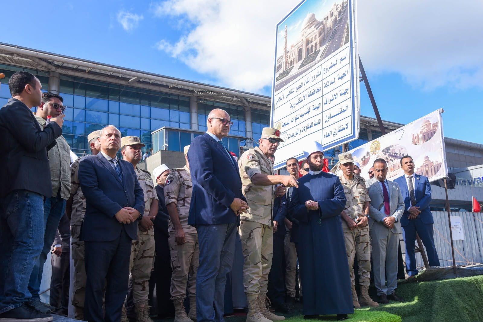 وزير الأوقاف ومحافظ الإسكندرية ورئيس الهيئة الهندسية يضعون حجر أساس المسجد الجامع بسموحة