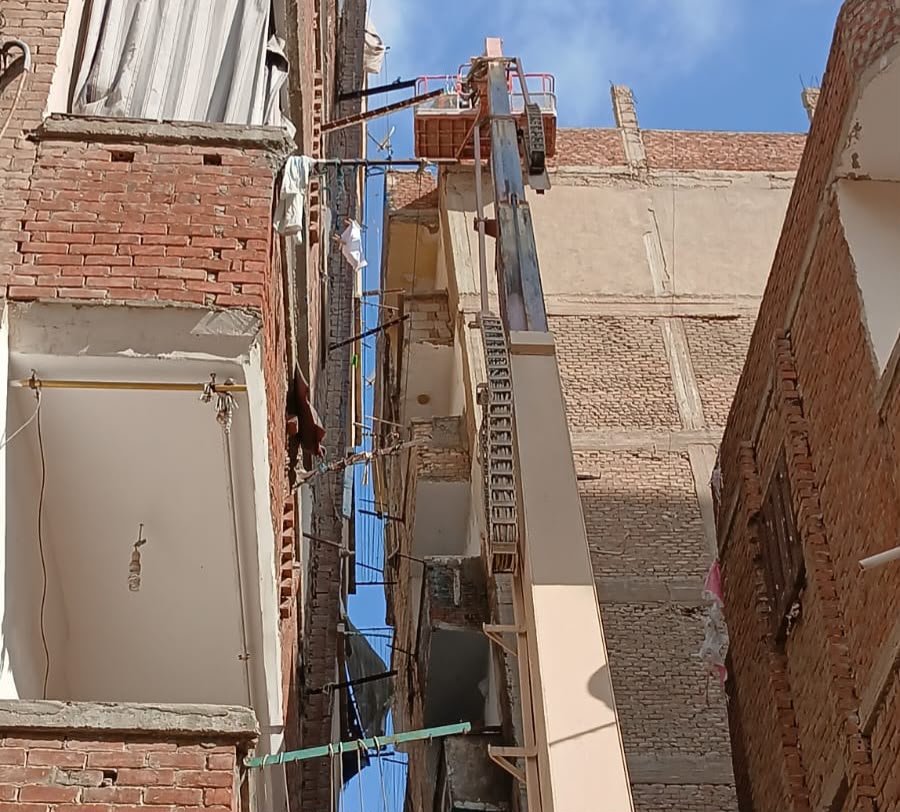محافظ الإسكندرية يتابع أعمال إزالة عقار شارع المازني وفق خطة هندسية دقيقة لدرء الخطورة