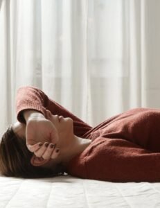 لماذا نشعر بالخمول بعد الأكل؟ أسباب النعاس والتعب بعد تناول الطعام وكيف نتجنبها