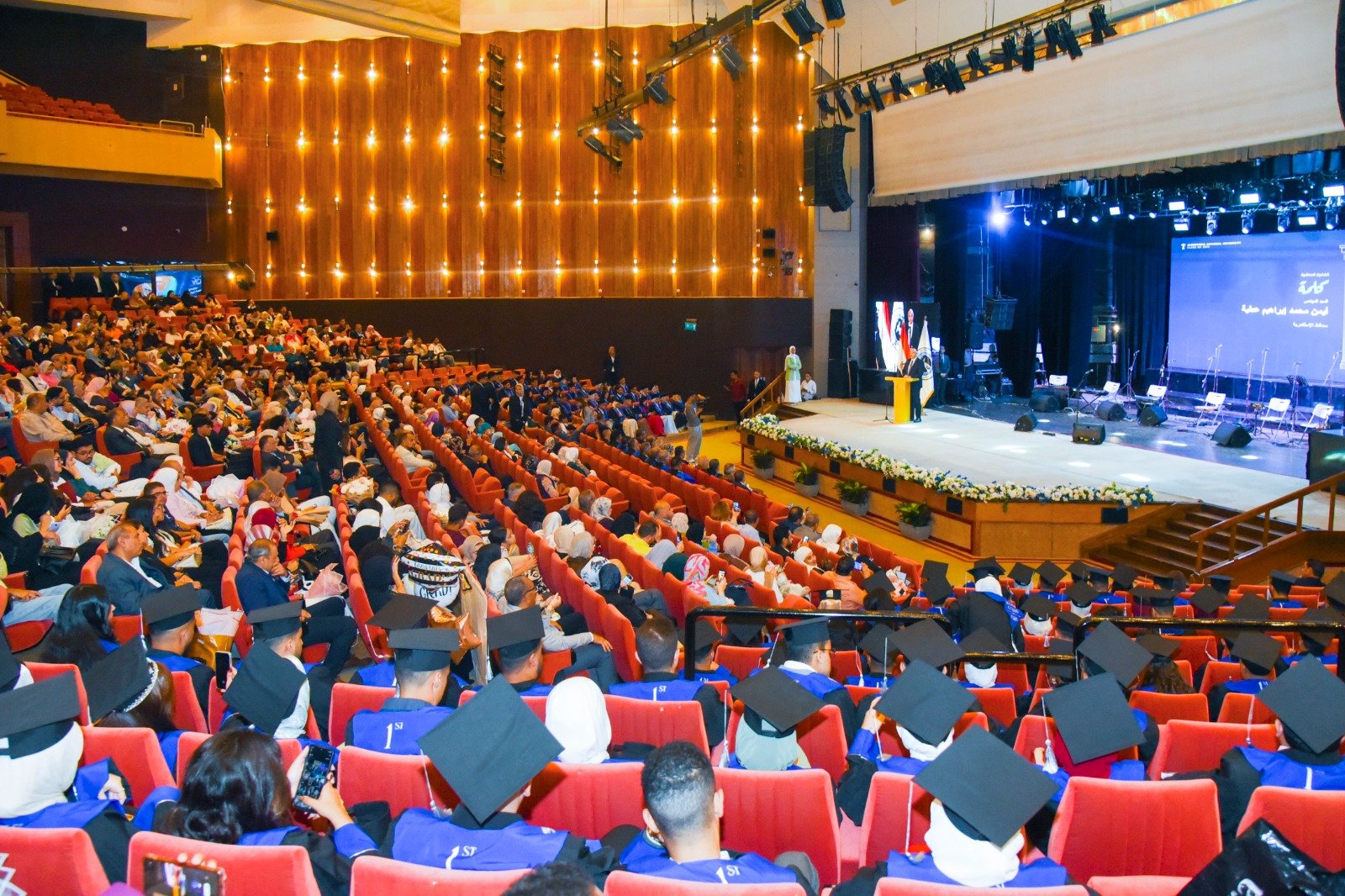 محافظ الإسكندرية يشهد حفل تخرج الدفعة الأولى من كليتي الحاسب وعلوم البيانات والعلوم بجامعة الإسكندرية الأهلية