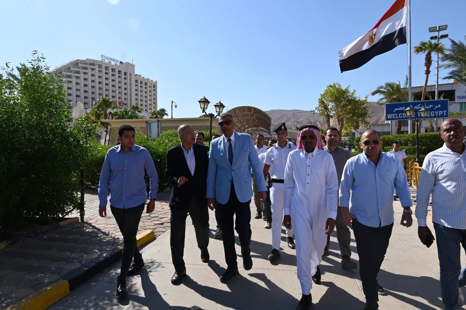 محافظ جنوب سيناء يتفقد منفذ طابا البري ويتابع انتظام العمل وحركة العابرين