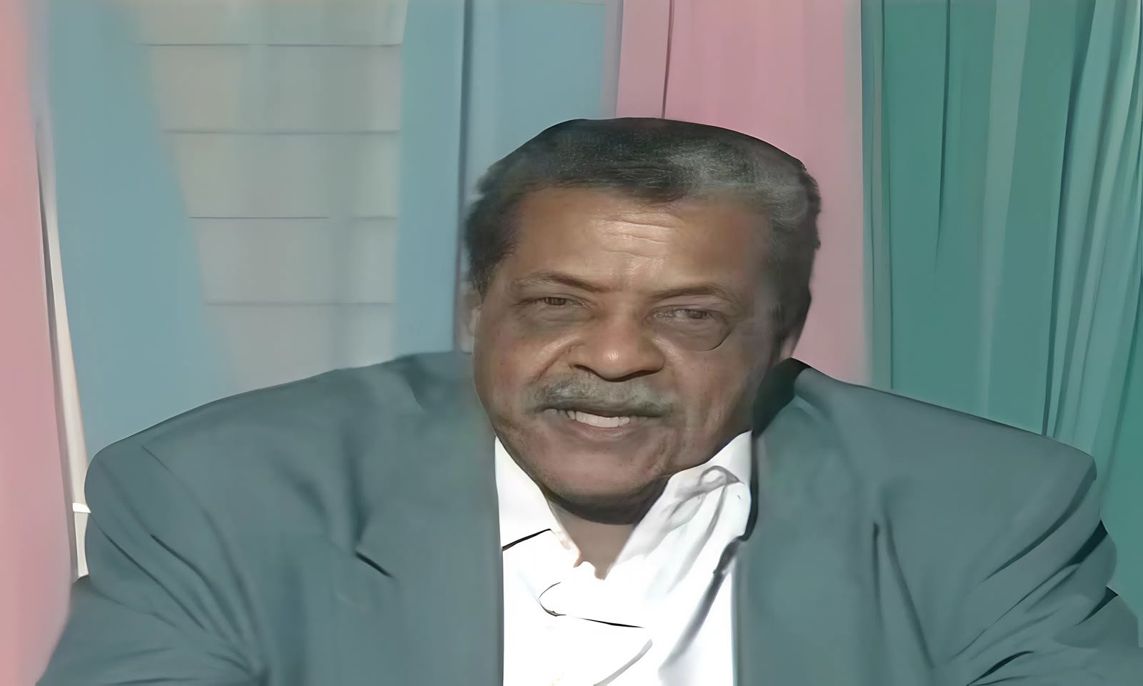 في ذكرى ميلاد عبد الله أحمد عبد الله.. حكاية «ميكي ماوس» الذي حفظ أسرار الفن المصري ووثق نجومه