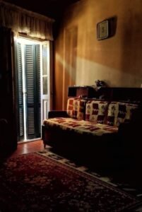 لماذا كانت بعض البيوت القديمة تحتوي على أبواب لا تُستخدم؟ حكاية وراء أبواب أغلقتها السنوات