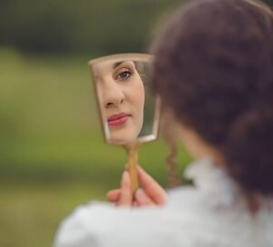 لماذا تبدو ملامحنا مختلفة في المرآة عن الصور؟ أسرار زاوية التصوير والإضاءة وانعكاس الوجه