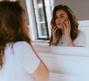 لماذا تبدو ملامحنا مختلفة في المرآة عن الصور؟ أسرار زاوية التصوير والإضاءة وانعكاس الوجه