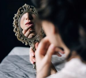 لماذا تبدو ملامحنا مختلفة في المرآة عن الصور؟ أسرار زاوية التصوير والإضاءة وانعكاس الوجه
