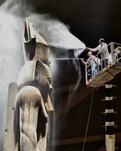 المتحف المصري الكبير ينشر صور تنظيف تمثال رمسيس الثاني العملاق.. تفاصيل العناية بأحد أبرز رموز الحضارة المصرية