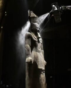المتحف المصري الكبير ينشر صور تنظيف تمثال رمسيس الثاني العملاق.. تفاصيل العناية بأحد أبرز رموز الحضارة المصرية