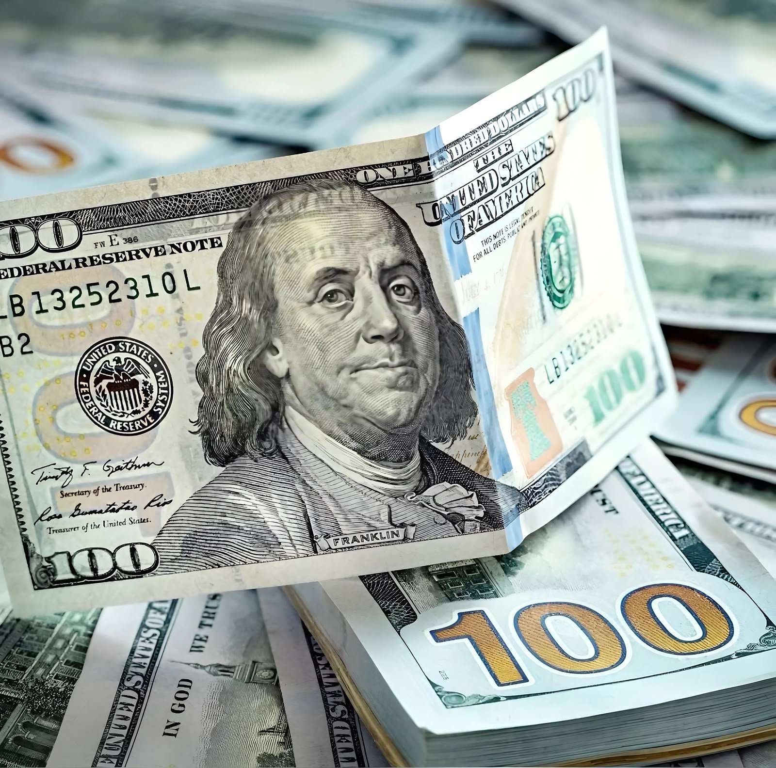 سعر الدولار اليوم في مصر الأربعاء 14 أكتوبر 2026 يتجاوز 53 جنيهًا.. 5 عوامل وراء صعود العملة الأمريكية