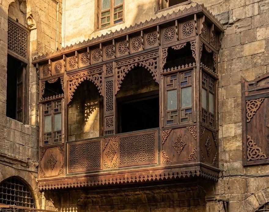 المشربية في البيوت المصرية القديمة.. عبقرية العمارة التقليدية بين الجمال والخصوصية ومواجهة المناخ