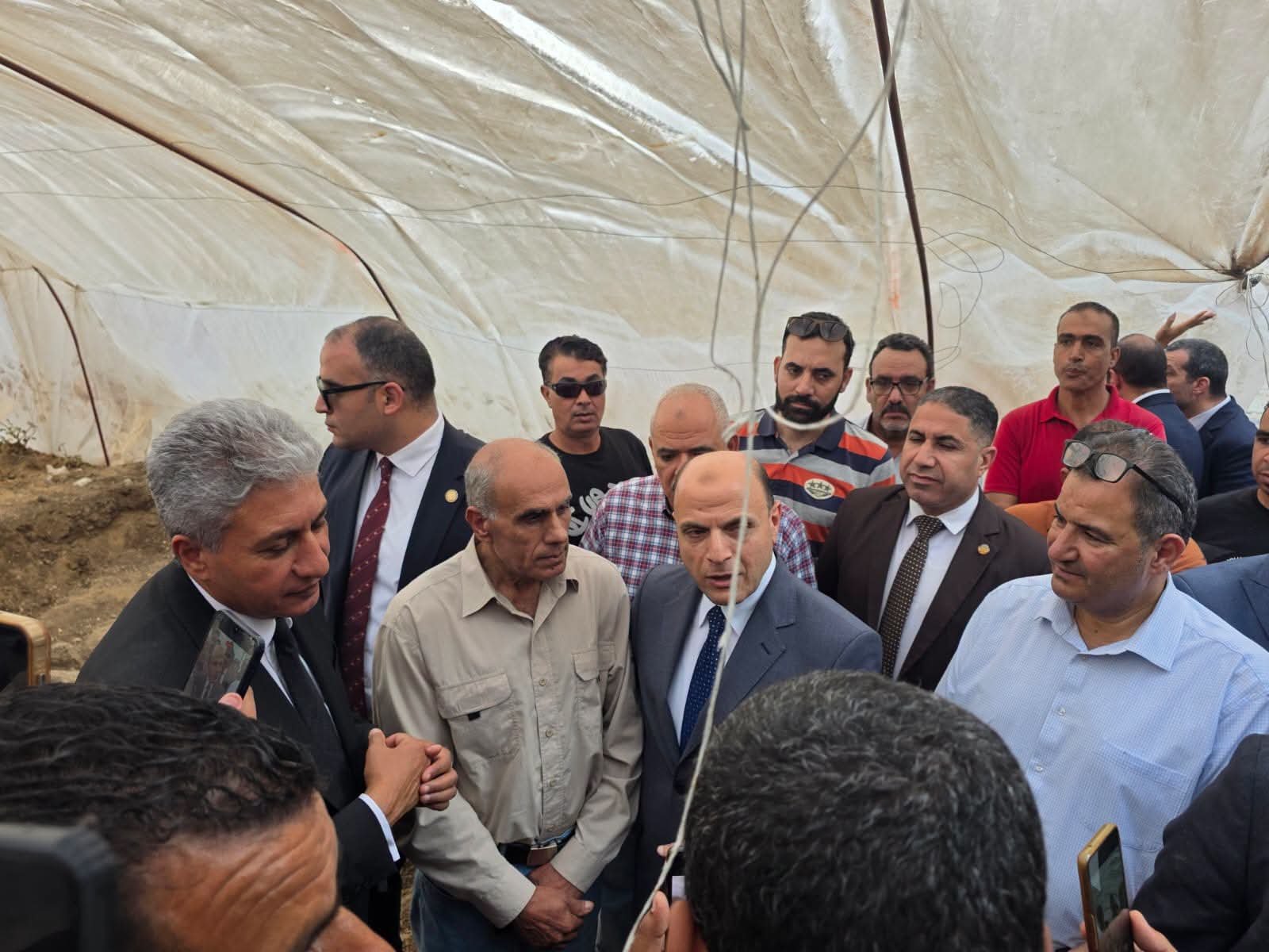 اكتشاف بقايا تمثال رمسيس الثاني بالغربية.. وزير الآثار ومحافظ الغربية يكرمان المكتشف برحلة عمرة له ولزوجته