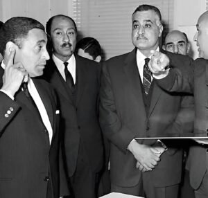 حدث في مثل هذا اليوم.. محمد أنور السادات يتولى رئاسة مصر عام 1970 خلفًا لجمال عبد الناصر 2 حدث في مثل هذا اليوم.. محمد أنور السادات يتولى رئاسة مصر عام 1970 خلفًا لجمال عبد الناصر