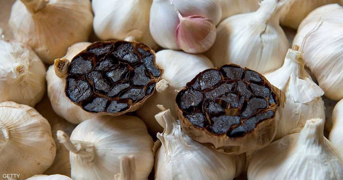 الثوم الأسود.. كيف يتحول الثوم العادي إلى مكون داكن بطعم يشبه الكراميل؟ أسرار التحضير والاستخدام في المطبخ