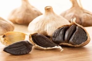 الثوم الأسود.. كيف يتحول الثوم العادي إلى مكون داكن بطعم يشبه الكراميل؟ أسرار التحضير والاستخدام في المطبخ
