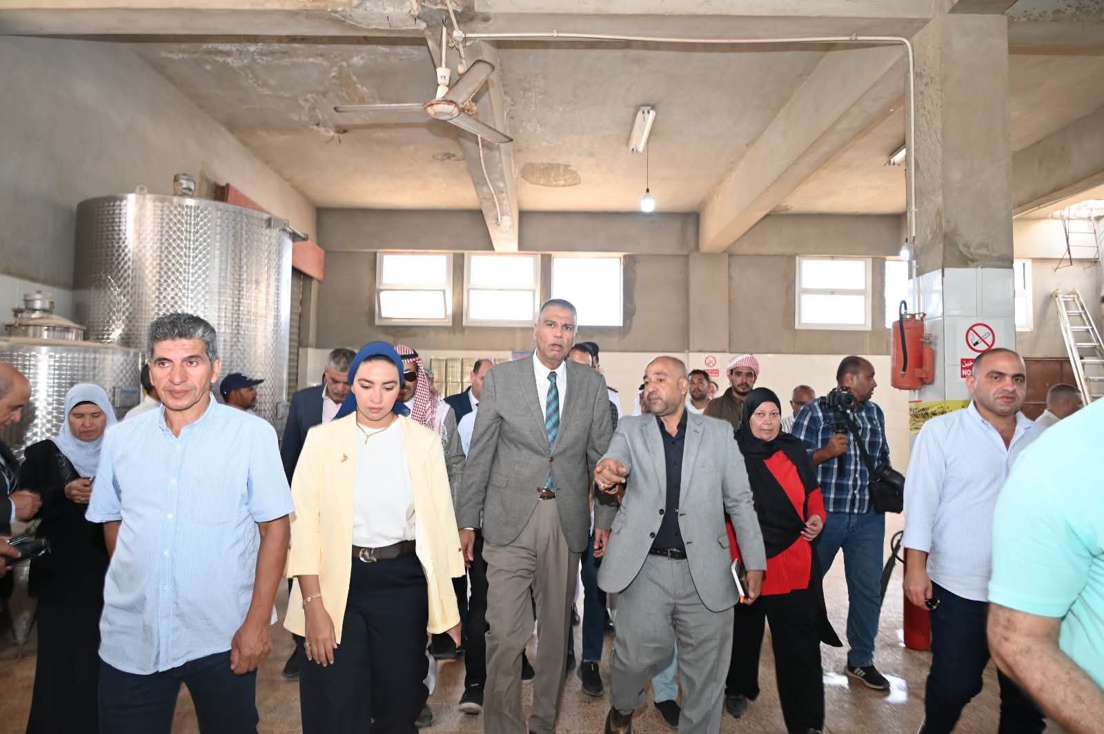 محافظ جنوب سيناء يتفقد معصرة زيت الزيتون برأس سدر لدعم المزارعين وتشجيع الإنتاج المحلي