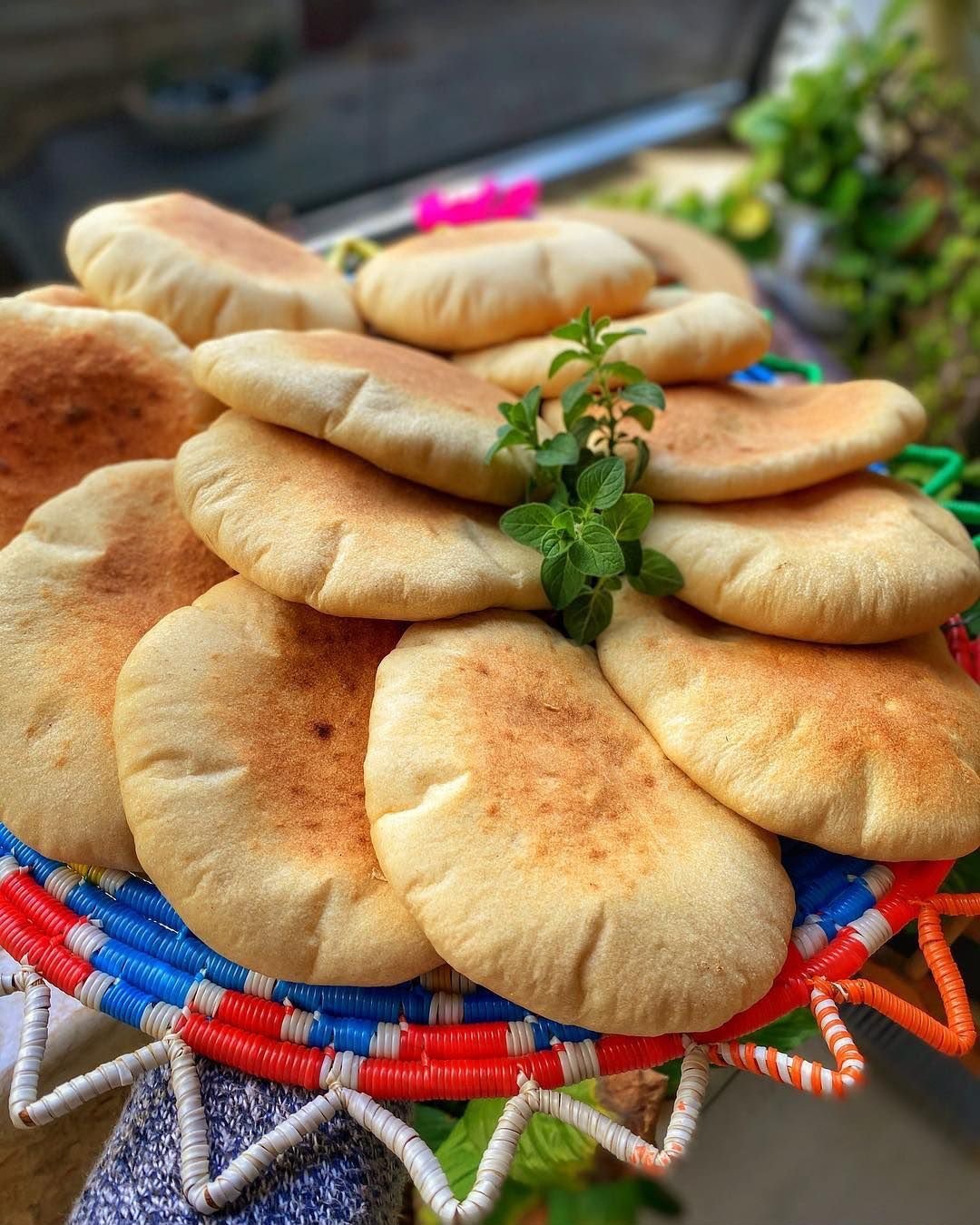 ليه العيش المنزلي بيطلع مكتوم؟ أخطاء بسيطة في العجن والتخمير بتأثر على النتيجة