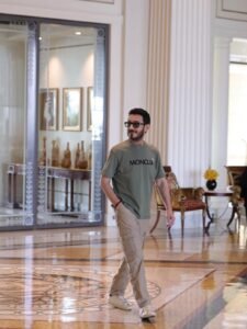 أحمد زاهر في دبي.. إطلالة كاجوال تخطف الأنظار في أحدث ظهور له 4 أحمد زاهر في دبي.. إطلالة كاجوال تخطف الأنظار في أحدث ظهور له