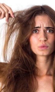 كهرباء الشعر الساكنة في الشتاء.. عادات يومية تسبب الهيشان وطرق فعالة للتخلص منه