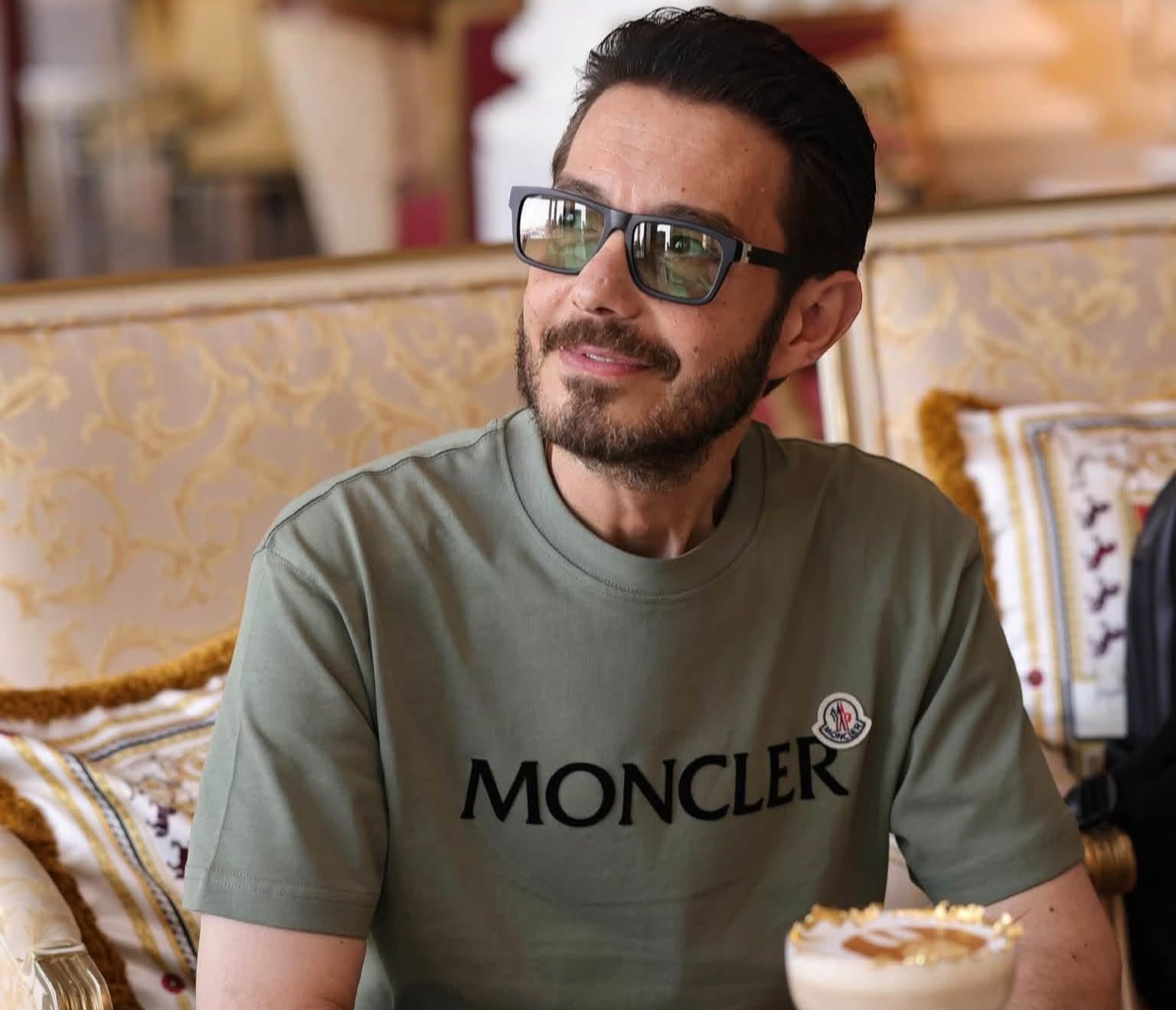 أحمد زاهر في دبي.. إطلالة كاجوال تخطف الأنظار في أحدث ظهور له