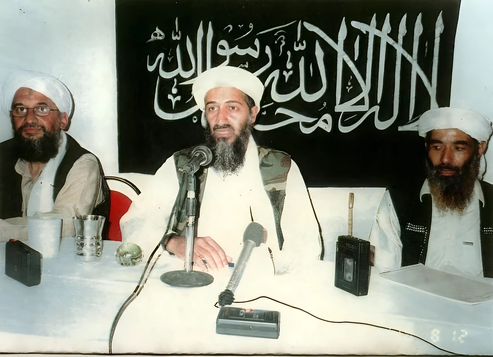 في مثل هذا اليوم عام 2004.. أسامة بن لادن يظهر في تسجيل مصور قبل الانتخابات الأمريكية ويثير جدلًا عالميًا 3 في مثل هذا اليوم عام 2004.. أسامة بن لادن يظهر في تسجيل مصور قبل الانتخابات الأمريكية ويثير جدلًا عالميًا