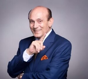 تمثال عم أيوب يعيد ذكريات «الجوكر».. محمد صبحي يستحضر واحدة من أشهر شخصياته المسرحية 2 تمثال عم أيوب يعيد ذكريات «الجوكر».. محمد صبحي يستحضر واحدة من أشهر شخصياته المسرحية