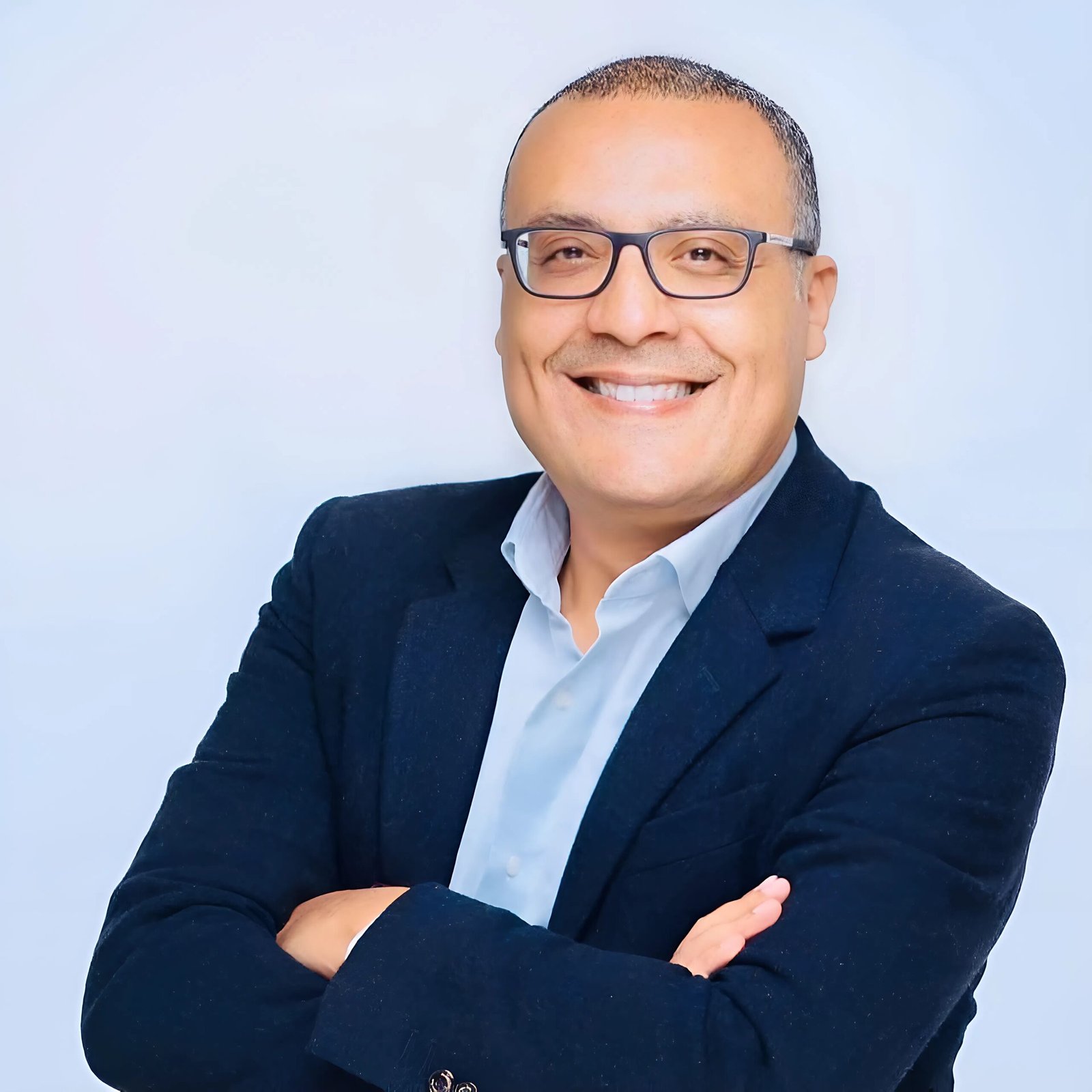 يسري الفخراني يحذر من تخزين زجاجات المياه البلاستيكية تحت أشعة الشمس.. تفاصيل مهمة لحماية صحتك