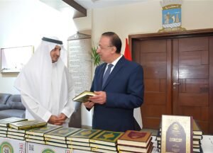 الملك فهد بن عبد العزيز يضع حجر الأساس لمجمع طباعة المصحف الشريف
