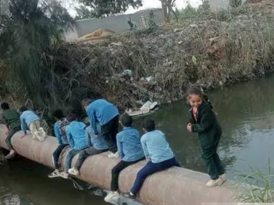 300 تلميذ يعبرون «ماسورة» يوميًا للوصول إلى مدارسهم.. رحلة محفوفة بالمخاطر في دمنهور