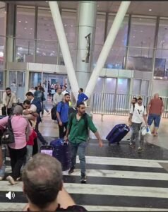 رجعوا الوطن بسلام.. لحظة وصول البحارة المصريين العائدين من الاختطاف بالصومال إلى مطار القاهرة 4 رجعوا الوطن بسلام.. لحظة وصول البحارة المصريين العائدين من الاختطاف بالصومال إلى مطار القاهرة