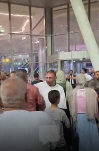 رجعوا الوطن بسلام.. لحظة وصول البحارة المصريين العائدين من الاختطاف بالصومال إلى مطار القاهرة 2 رجعوا الوطن بسلام.. لحظة وصول البحارة المصريين العائدين من الاختطاف بالصومال إلى مطار القاهرة