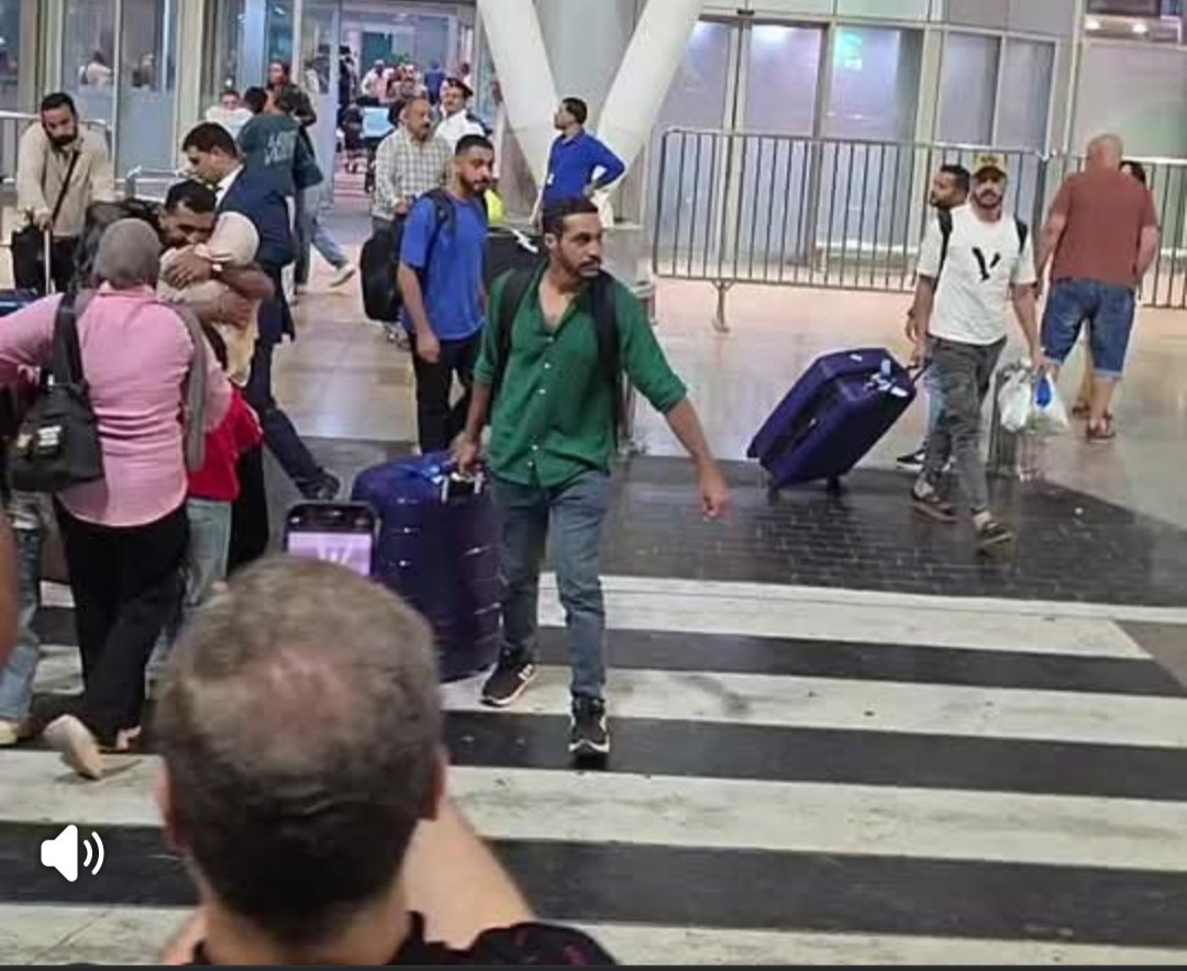 رجعوا الوطن بسلام.. لحظة وصول البحارة المصريين العائدين من الاختطاف بالصومال إلى مطار القاهرة