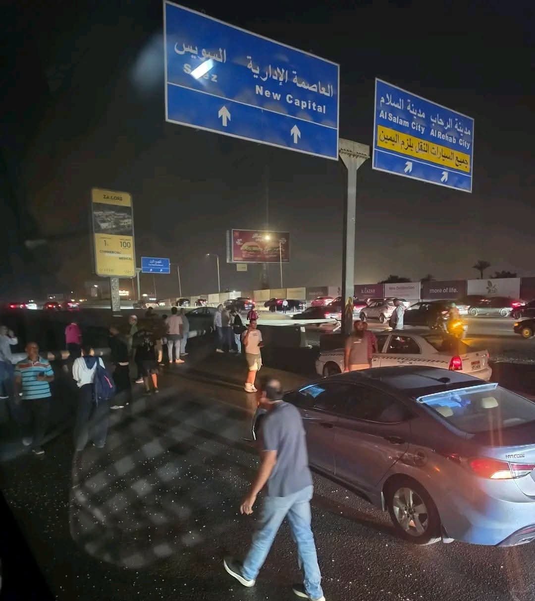 سقوط عمود إعلانات بطريق السويس باتجاه القاهرة الجديدة.. تفاصيل الحادث وحالة الطريق