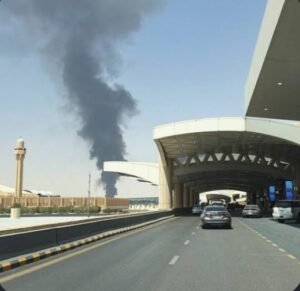 انفجارات الرياض تهز العاصمة السعودية.. الحوثيون يعلنون استهداف مطار الملك خالد بصاروخ باليستي