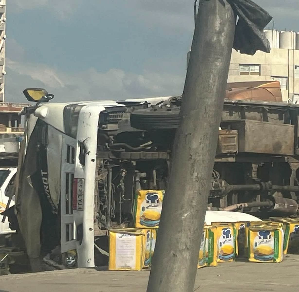 انقلاب سيارة محملة بعبوات الزيت والزبدة على الطريق الزراعي باتجاه الإسكندرية.. تفاصيل الحادث
