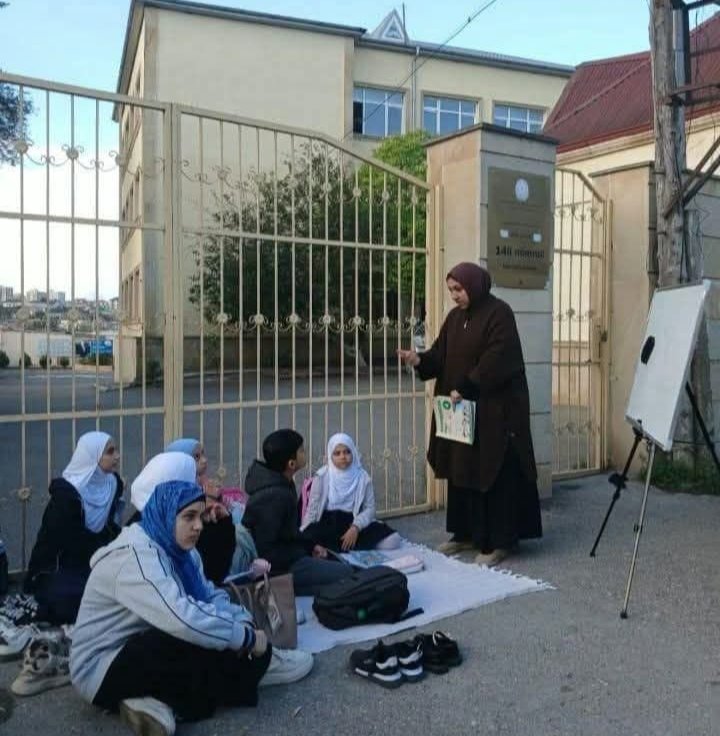 أزمة الحجاب في أذربيجان.. معلمة وطالبات يلجأن إلى الدروس خارج المدرسة بعد منعهن من الدخول 5 أزمة الحجاب في أذربيجان.. معلمة وطالبات يلجأن إلى الدروس خارج المدرسة بعد منعهن من الدخول