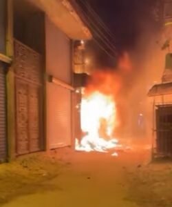 حريق هائل في أبو المطامير بالبحيرة.. النيران تلتهم محلًا بشارع الثانوي أمام دار الشفاء