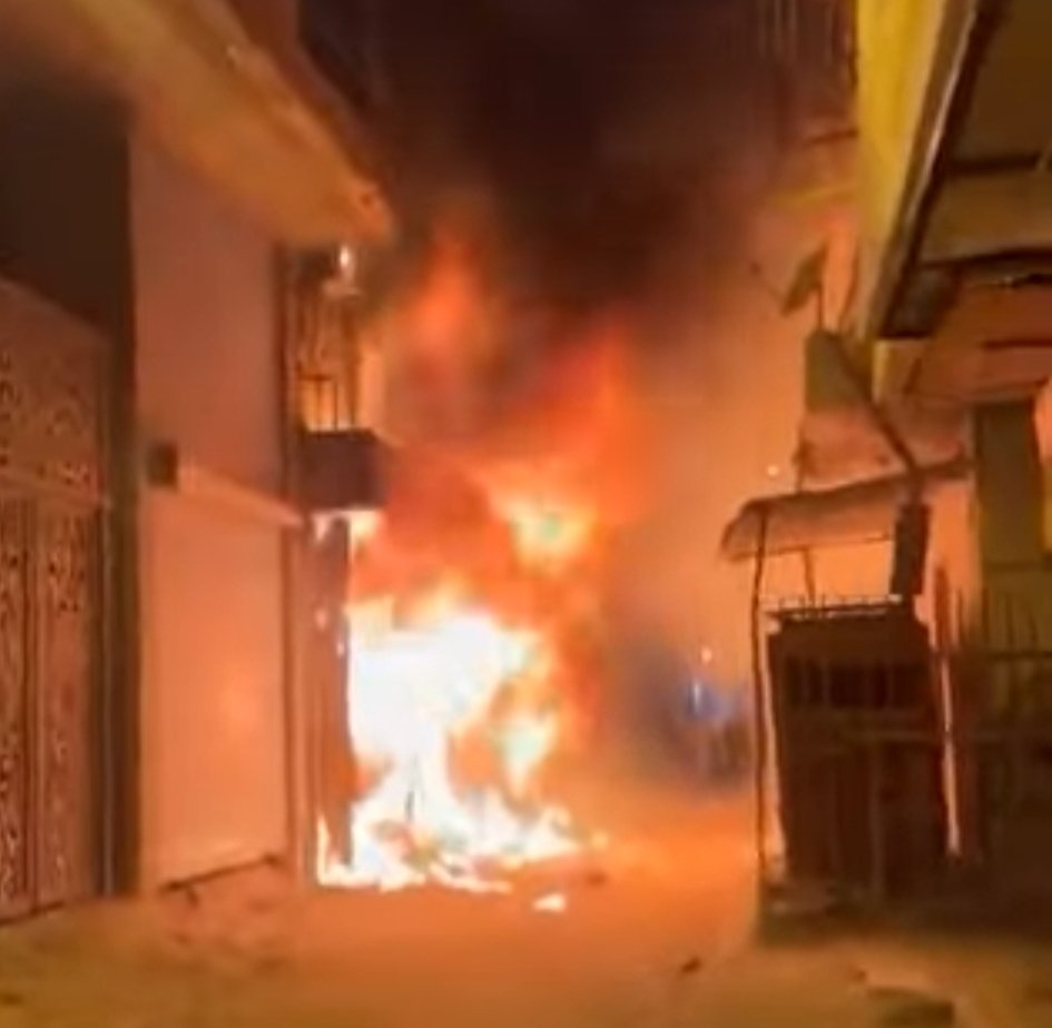 حريق هائل في أبو المطامير بالبحيرة.. النيران تلتهم محلًا بشارع الثانوي أمام دار الشفاء