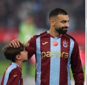 والدة طفل تركي تكشف تفاصيل لقائه بمحمد صلاح: لم يصدق أن الملك المصري لمس رأسه