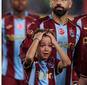 والدة طفل تركي تكشف تفاصيل لقائه بمحمد صلاح: لم يصدق أن الملك المصري لمس رأسه