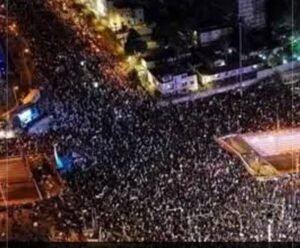 الآلاف يتظاهرون في تل أبيب ضد نتنياهو قبل الانتخابات.. مطالب بمحاسبة الحكومة وتحقيق مستقل في أحداث 7 أكتوبر 2 الآلاف يتظاهرون في تل أبيب ضد نتنياهو قبل الانتخابات.. مطالب بمحاسبة الحكومة وتحقيق مستقل في أحداث 7 أكتوبر