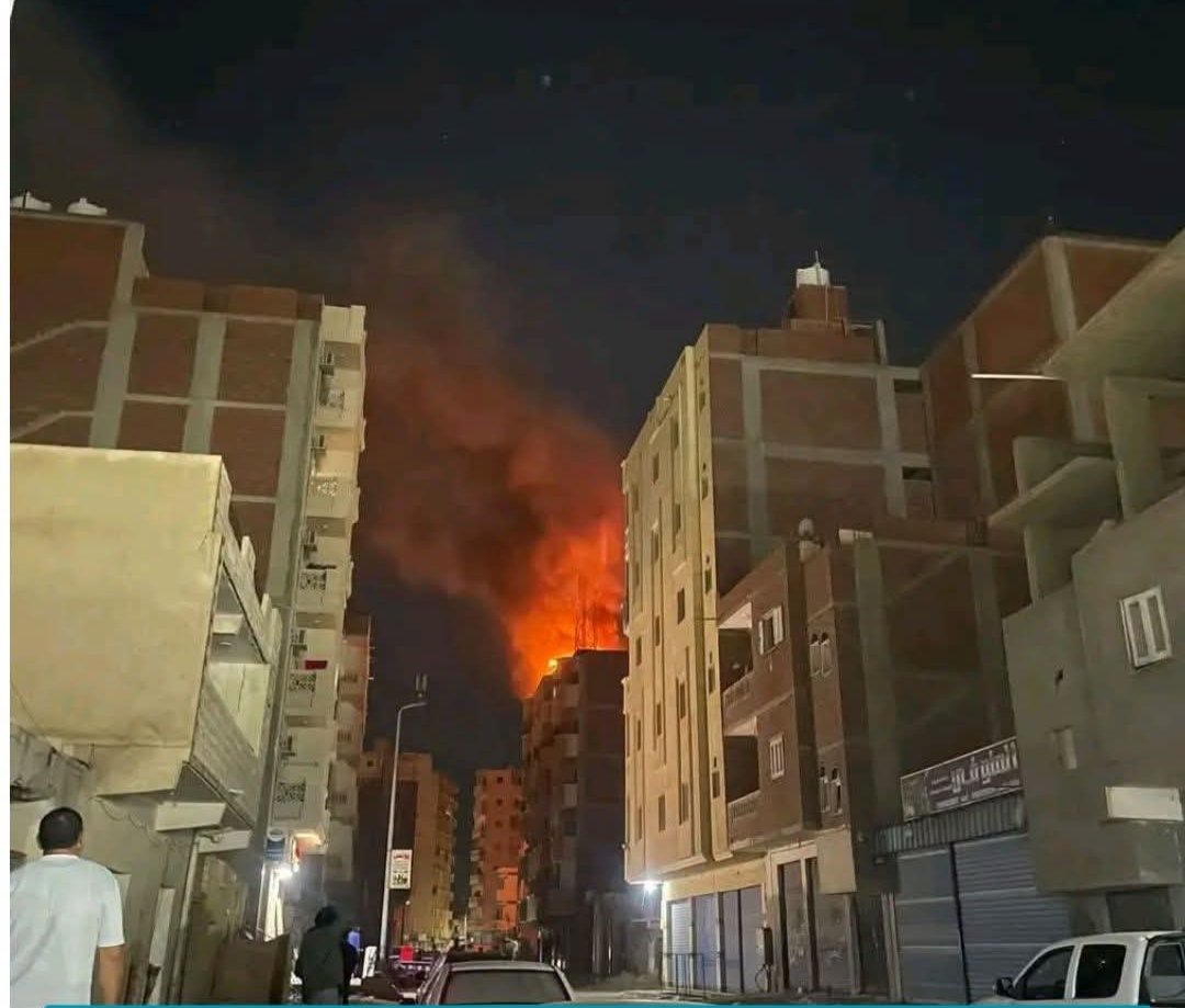 اشتعال النيران في برج اتصالات بمطروح خلف مستوصف عصر الإسلام.. تفاصيل الحريق