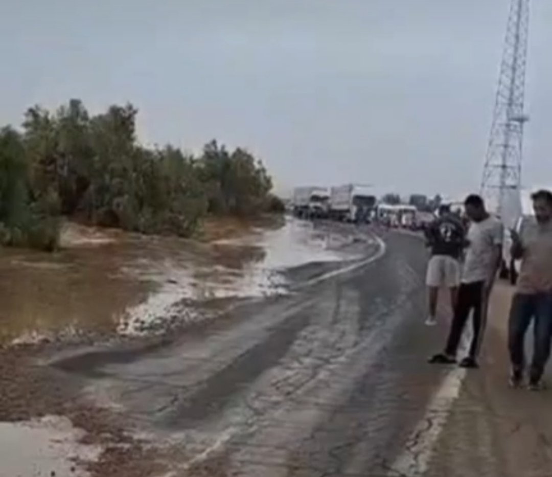 السيول تقطع طريق مرسى علم – الشلاتين بمنطقة وادي الجمال.. ووقف الحركة المرورية
